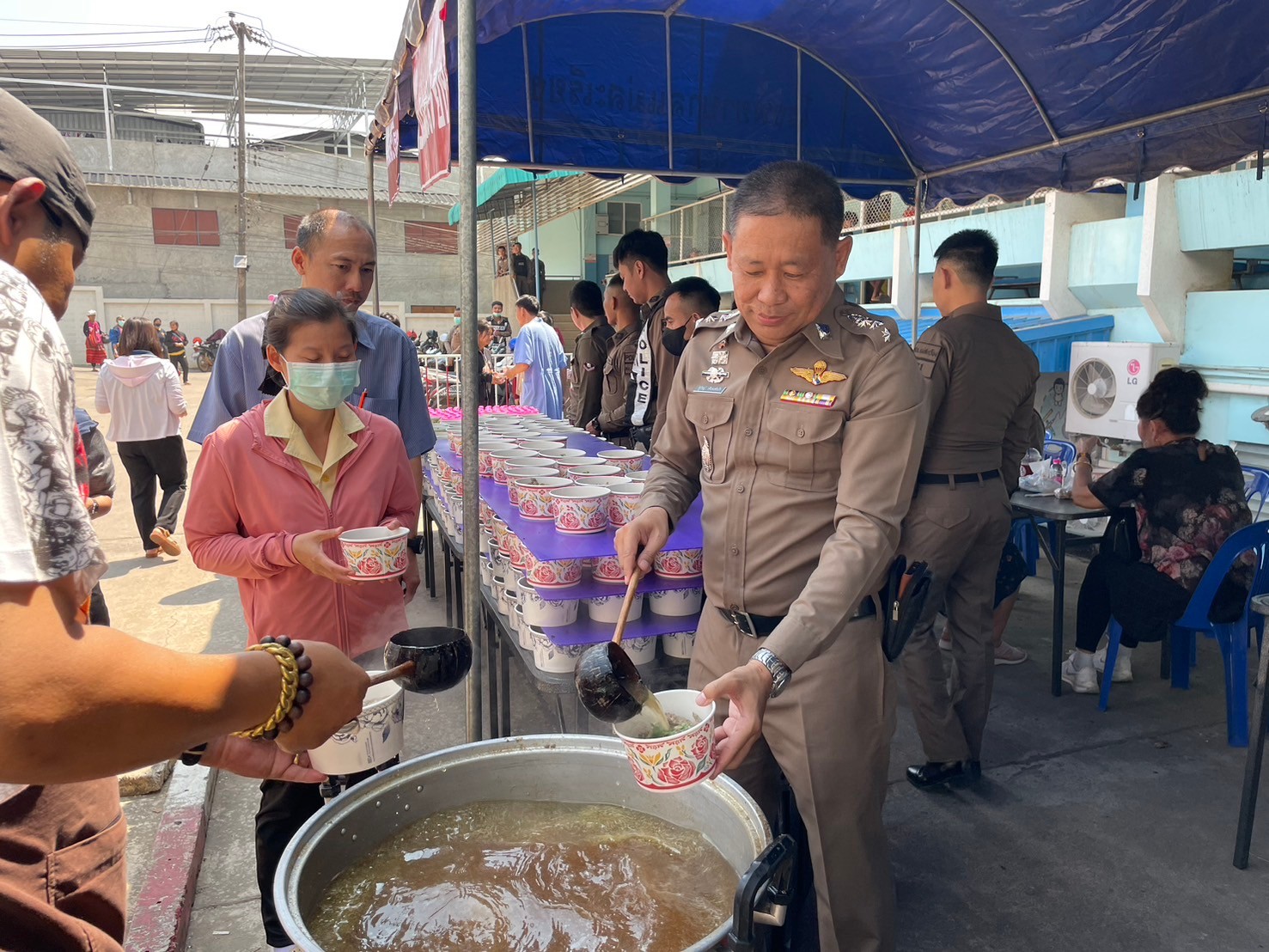 สภ.แม่สะเรียง,โรงทานก๋วยเตี๋ยวหมู จำนวน 600 ถ้วย มาบริการให้กับบุคลากรทางการแพทย์ และประชาชนได้ทานฟรี